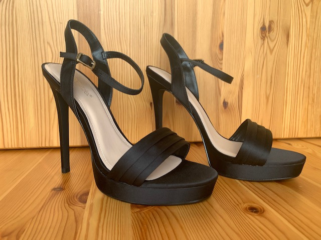 Black Platform Sandals in Women's - Shoes in Edmonton