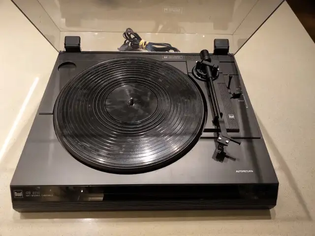 Turntable - Dual CS2110, Belt Drive, 1987, Autoreturn, Plastic in Other in Markham / York Region - Image 5