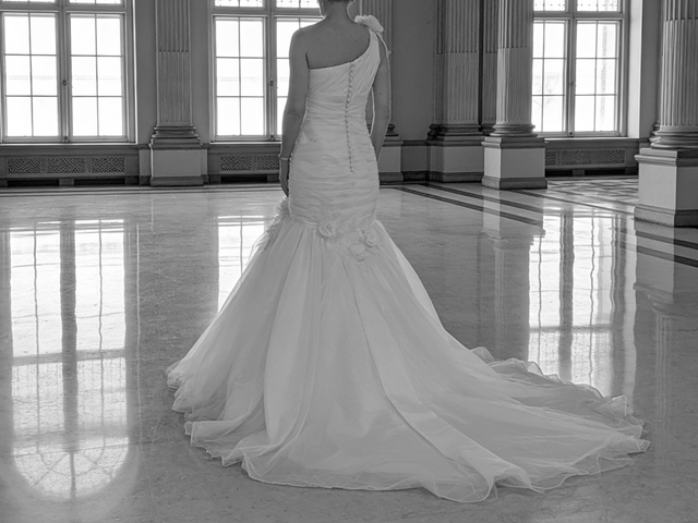 One-Shoulder White Mermaid Wedding Dress in Wedding in Lethbridge - Image 8