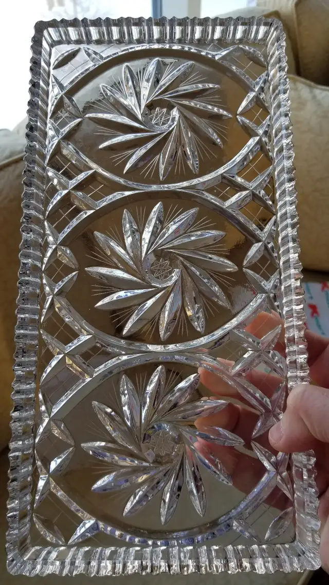 Vintage Crystal Serving Platter in Kitchen & Dining Wares in City of Montréal - Image 2