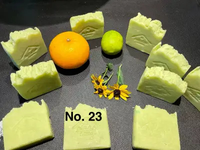 Bonjour, Savons artisanaux faits à la main, 6$ chacun, faits avec des bons produits de très qualité....