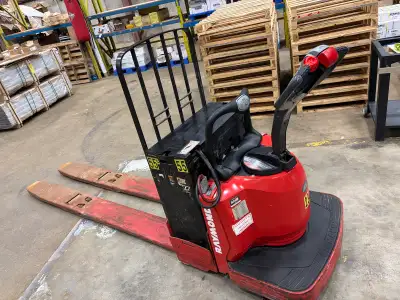 This Raymond 8400 electric pallet jack is a reliable, industrial-grade piece of equipment in Excelle...