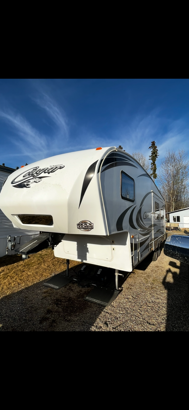 2013 cougar keystone 5th wheel RV in Travel Trailers & Campers in Fort St. John - Image 3