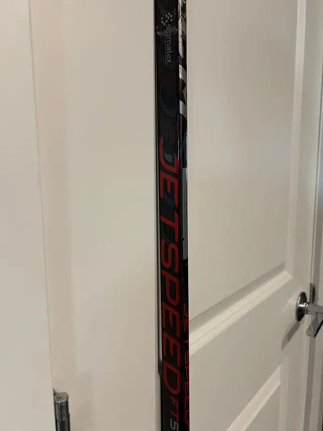 Hockey stick in Hockey in Winnipeg - Image 2