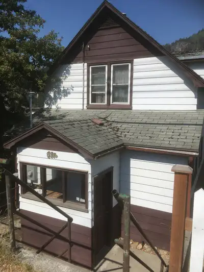 Downtown Nelson two bedroom one bathroom house, Fridge, Range, Washer, Dryer. Can come furnished (fu...