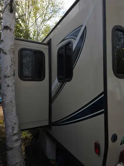 Négociable légèrement, Bullet Crossfire de 2018 : longueur 20' 6'', hauteur 10' 5'', poids 3640 lbs....