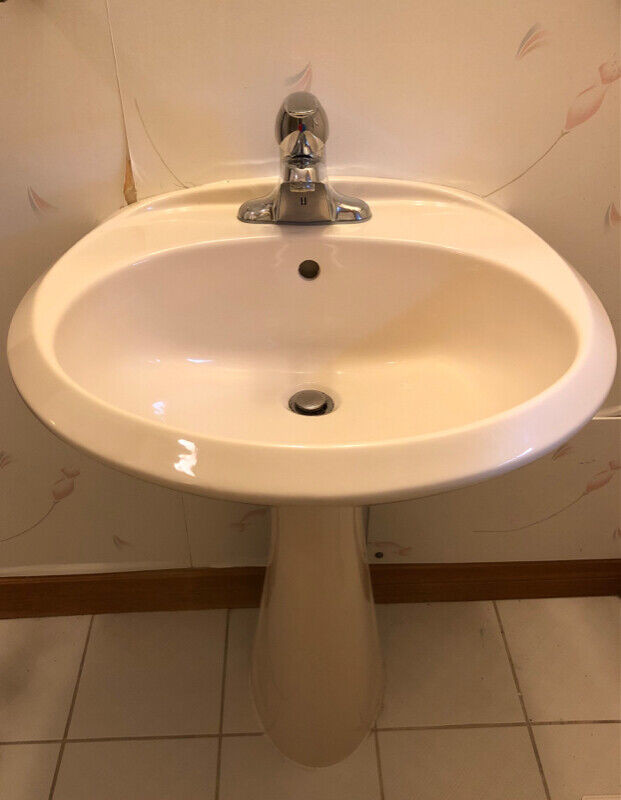 Pedestal sink with MOEN faucet in Plumbing, Sinks, Toilets & Showers in Cambridge - Image 2