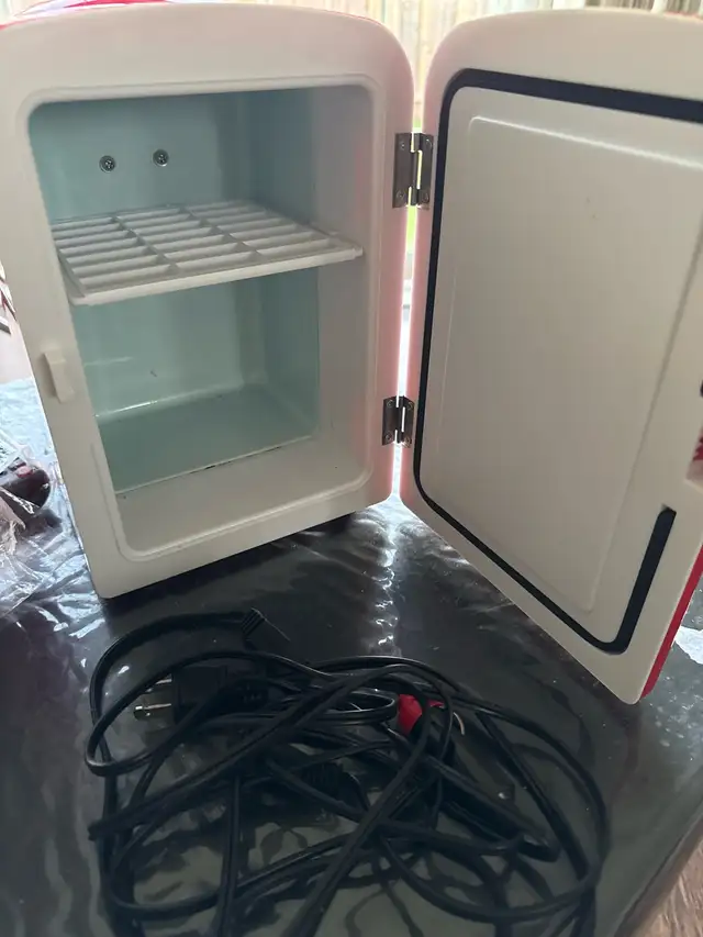 Coca Cola Mini Fridge in Refrigerators in Mississauga / Peel Region - Image 5