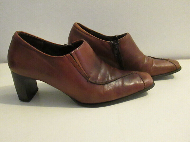 Bottes en cuir suédé & ++ dans Femmes - Chaussures  à Sherbrooke - Image 2