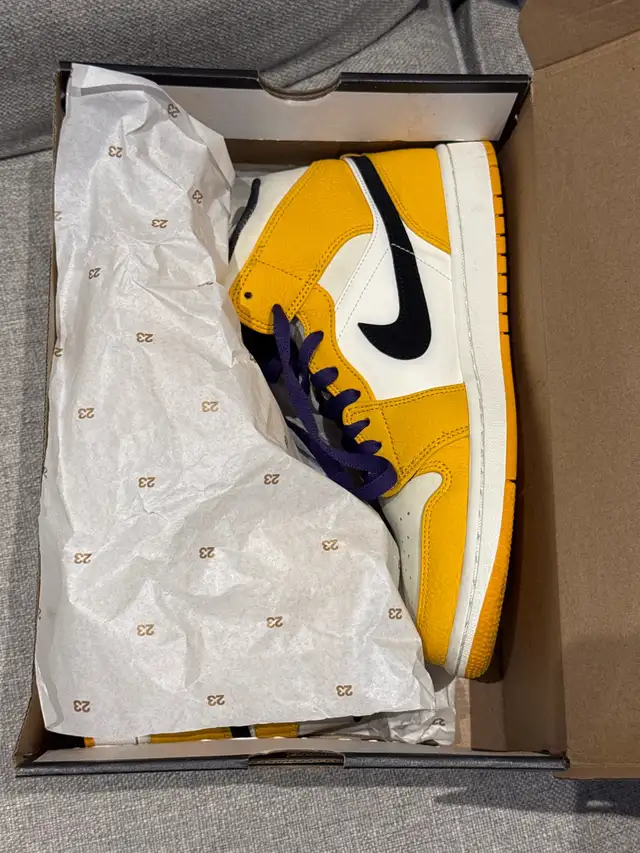 NIKE JORDAN MID SE SIZE 10 UNIVERSITY GOLD / BLACK in Men's Shoes in Markham / York Region - Image 3