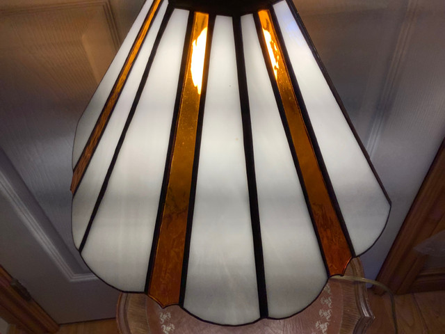 Tiffany Style Stained Glass Lamp on a Brass Base dans Éclairage intérieur et plafonniers  à Belleville - Image 3