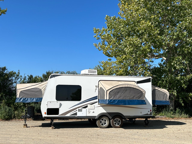2014 Coachman Freedom Express Hybrid Trailer 21 TQX in Travel Trailers & Campers in Calgary