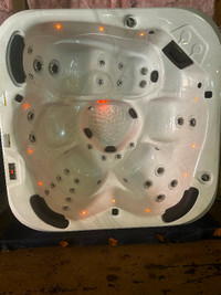 Brand new 5 person hot tub blow out sale !!!! FREE DELIVERY.