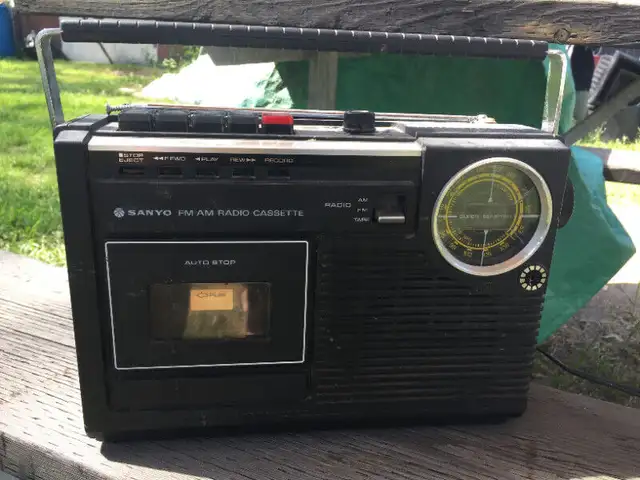 Various vintage portable radios in General Electronics in Oshawa / Durham Region - Image 5