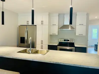 Granby -Superbe condo moderne – Dernier étage – ✨ ️ 2 chambres à coucher spacieuses, dont une avec w...