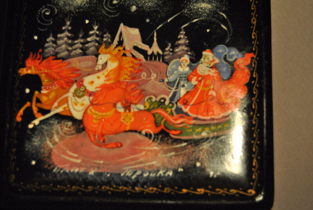 Vintage Russian Lacquer Box Hand Painted Signed in Arts & Collectibles in Vancouver - Image 2