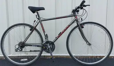 * THIS 21-SPEED COMMUTER RIDES JUST AS GREAT AS IT LOOKS * FEATURES: > 18-inch FRAME in excellent co...