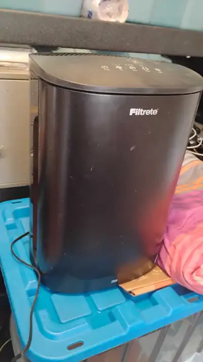 Filtrete by 3M air purifier. Works great. Needs new filter (F2 model from 3M) Message for more info....