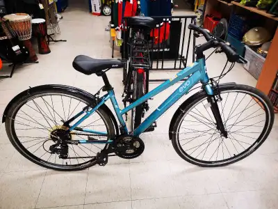 - Embreillage ; 21 vitesses - Grandeur du cadre ; 17 pouces - Grandeur des roues ; 25 pouces Marque...