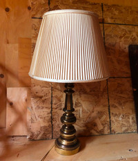 ANTIQUITÉ : Lampe de table ancienne en métal et abat-jour plissé