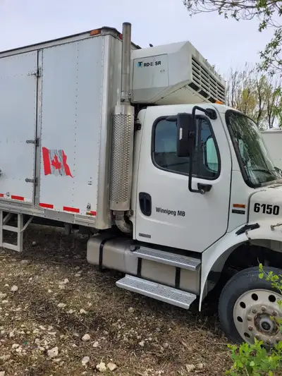 *PLEASE PHONE CALLS ONLY* 1- Mercedes engine. 2- dual stainless steel tanks. 3-box size 28 ft Insula...