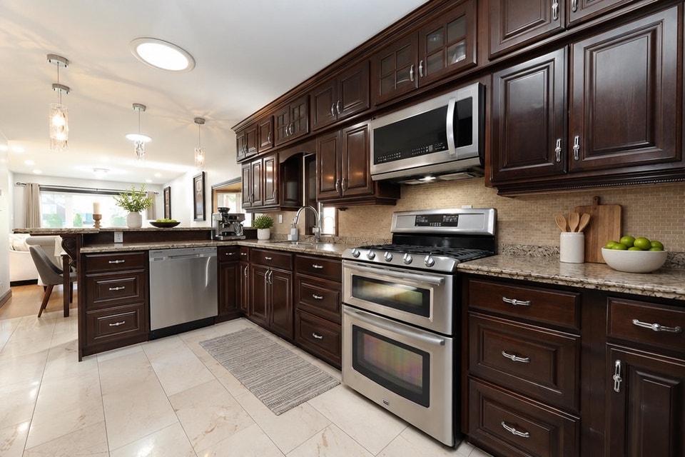 Detached 5-Bedroom Home | 60x213 Lot | Streetsville Mississauga, photo 3 of 10