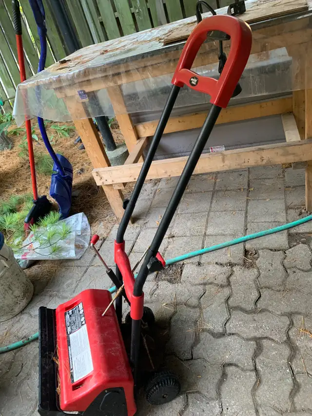 Light weight electric snow blower in Snowblowers in City of Toronto - Image 3