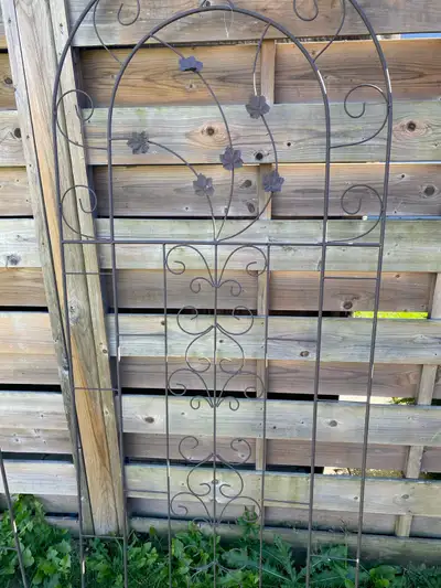 Enhance your garden with this Wilson & Fisher decorative metal garden trellis, measuring 30 inches w...