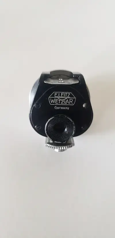 In good clean condition. 35mm to 135mm finder. Covers 35mm, 50mm, 85mm, 90mm and 135mm focal lengths...
