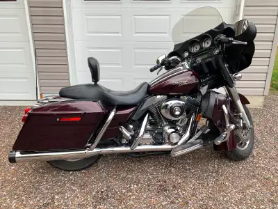 2006 Harley Davidson Street Glide, Black Cherry. 88 cubic inch, 5 Speed, Rinehart pipes, Removable b...