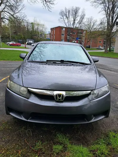 Honda Civic 2009 automatique – 230 000 km – cherche nouveau propriétaire prêt à lui donner un peu d’...