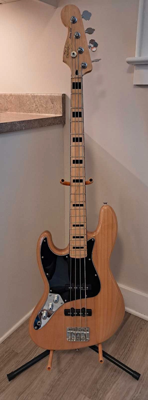 Squier Vintage Modified '70s Jazz Bass - 2012 - Left Handed in Guitars in Annapolis Valley - Image 2