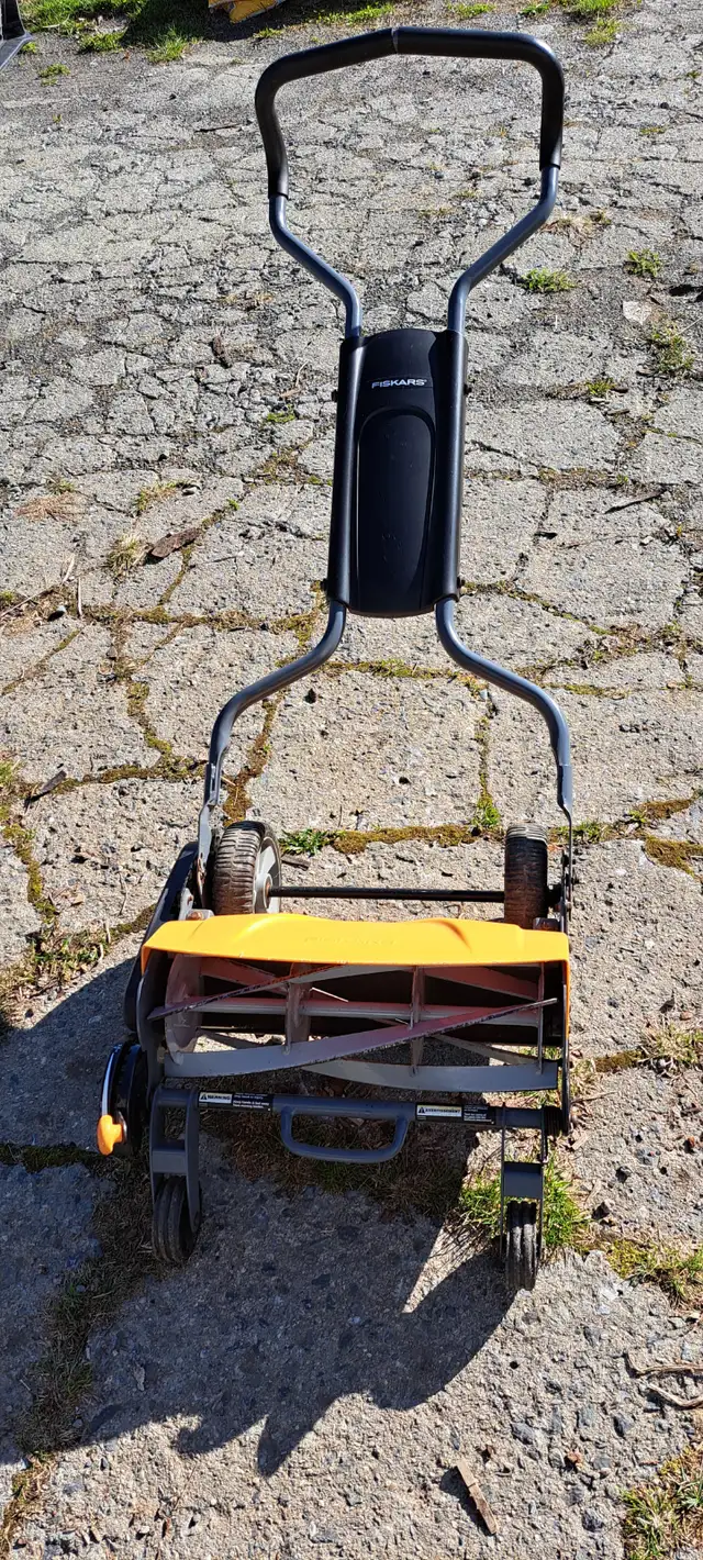Tondeuse Fiskars in Lawnmowers & Leaf Blowers in Québec City - Image 2