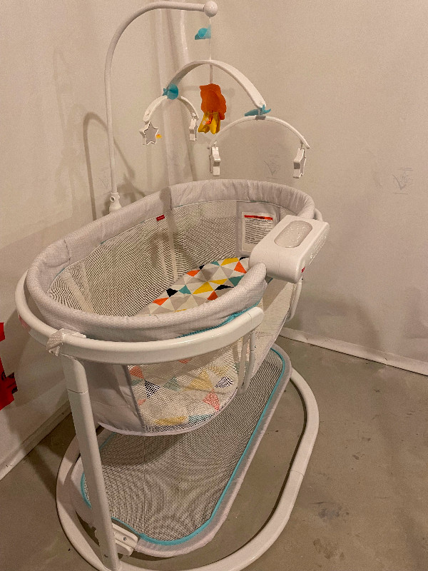 Fisher Price baby bassinet in Playpens, Swings & Saucers in Winnipeg - Image 2