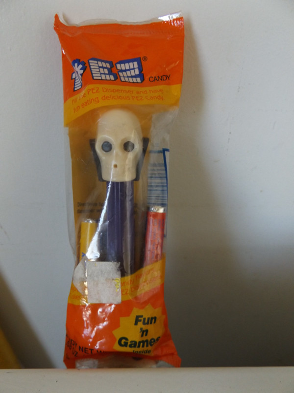 ORIGINAL VINTAGE LOT of 3 PEZ CANDY & HALLOWEEN DISPENSERS in Arts & Collectibles in Oakville / Halton Region - Image 4