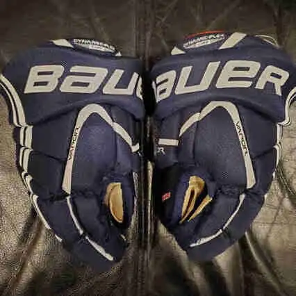 New Youth 9" BAUER VAPOR Hockey Gloves in Hockey in Barrie - Image 2