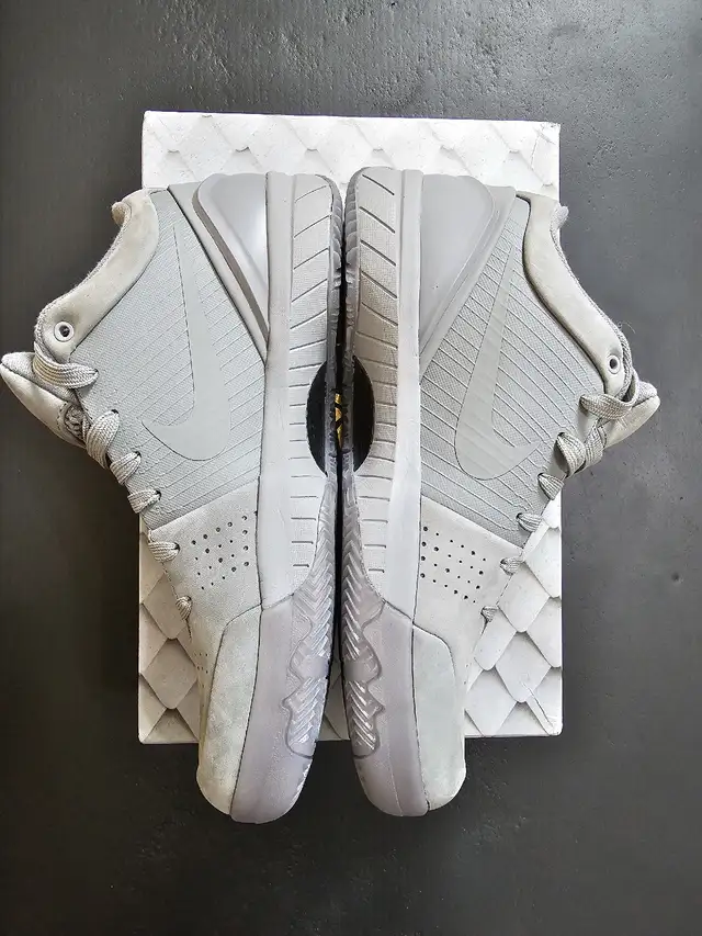 Kobe 4 Fade to Black size 8 in Men's Shoes in Mississauga / Peel Region - Image 6