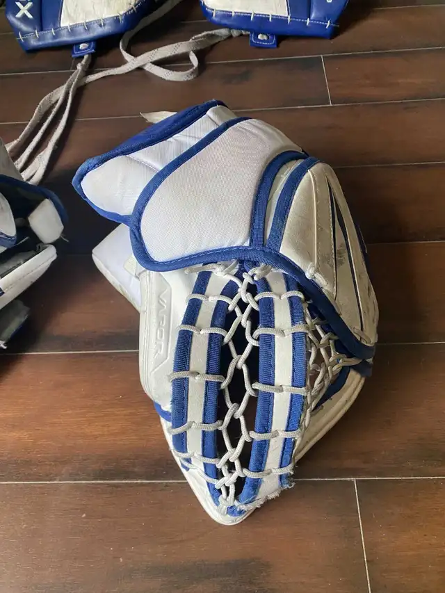 Intermediate goalie set  in Hockey in Edmonton - Image 5