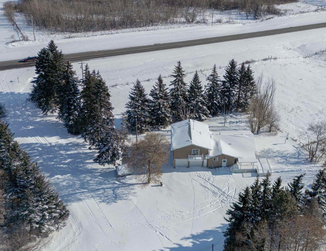 5.68 Acres only 15 mins to Edmonton! 5 Beds Dbl Garage + Shop in Houses for Sale in Edmonton - Image 3