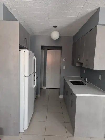Beautifully renovated 2 bedroom apartment in the Riverside!