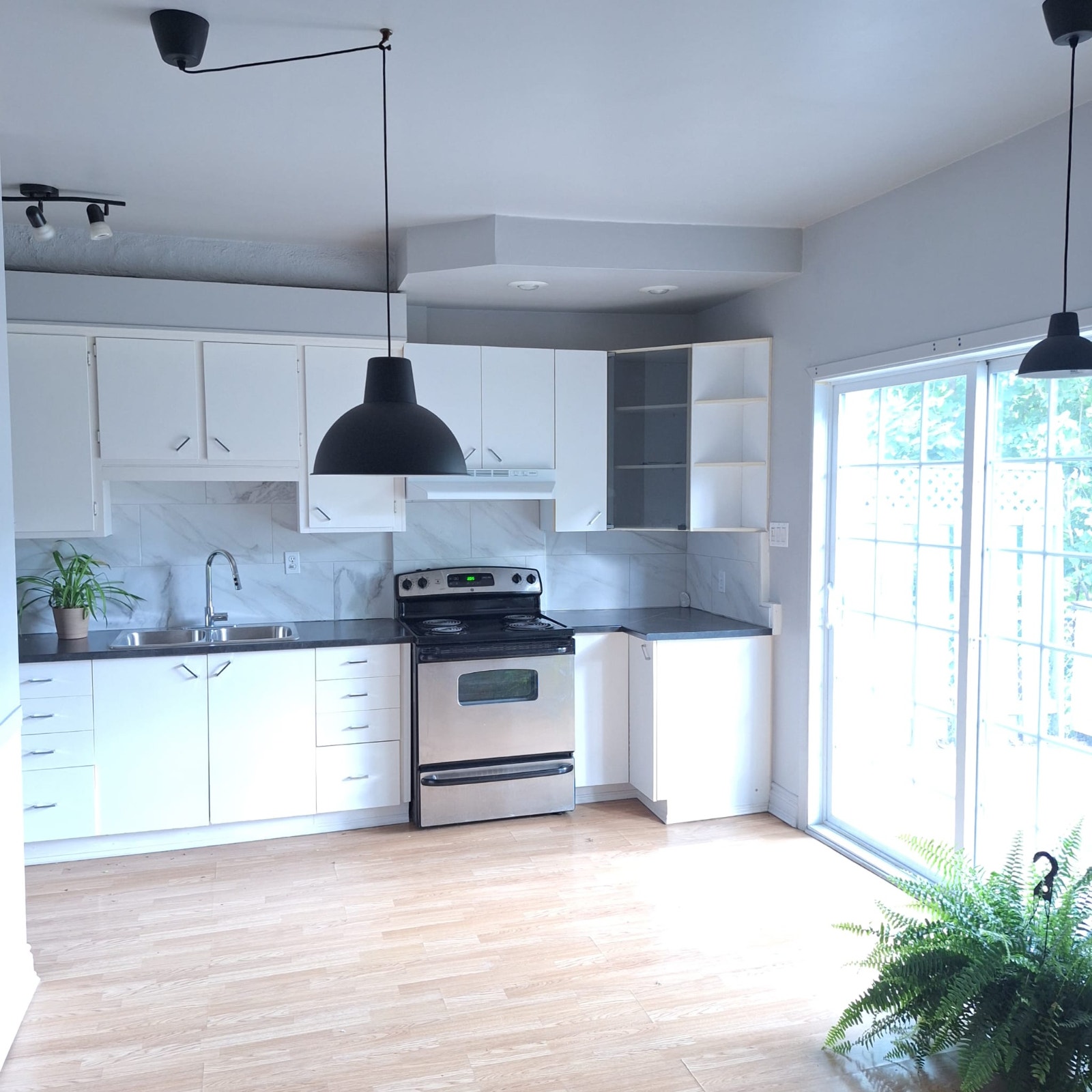 Spacious 2 bed apartment with backyard close to Jolicoeur metro — photo 1