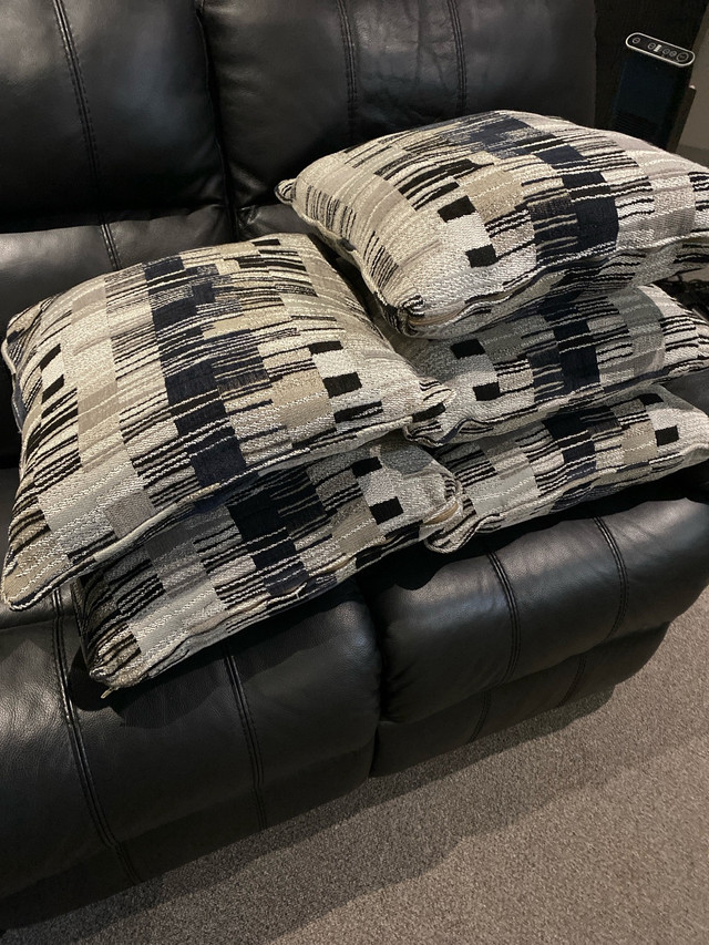 5 matching cushions  in Home Décor & Accents in Mississauga / Peel Region