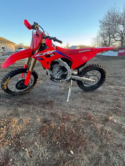Selling the wife’s 23 Honda crf250rx bike is in great shape only 20 hours on it roughly maintance do...