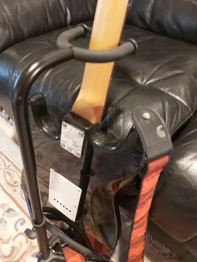 Nova 6-String Electric Guitar w/ Black New Carring Bag + Stand in Guitars in Peterborough - Image 7