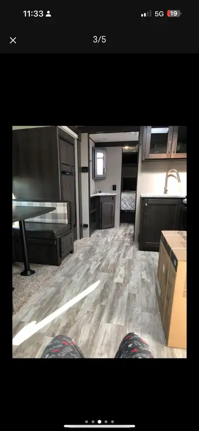 This pre-owned travel trailer is in excellent condition and features a well-appointed interior ready...