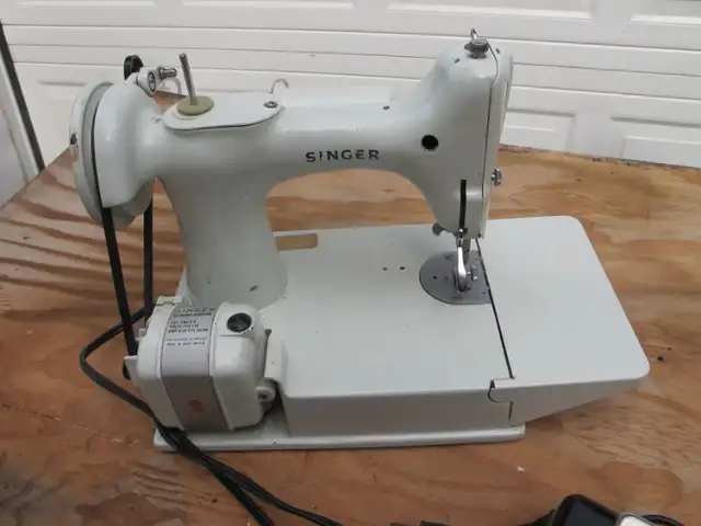 Vintage WHITE Singer Feather-Weight Sewing Machine in Arts & Collectibles in Regina - Image 4