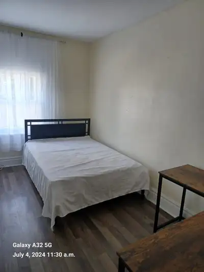 Steps to all amenities – shopping centre, schools, college, university Cozy furnished room for rent...