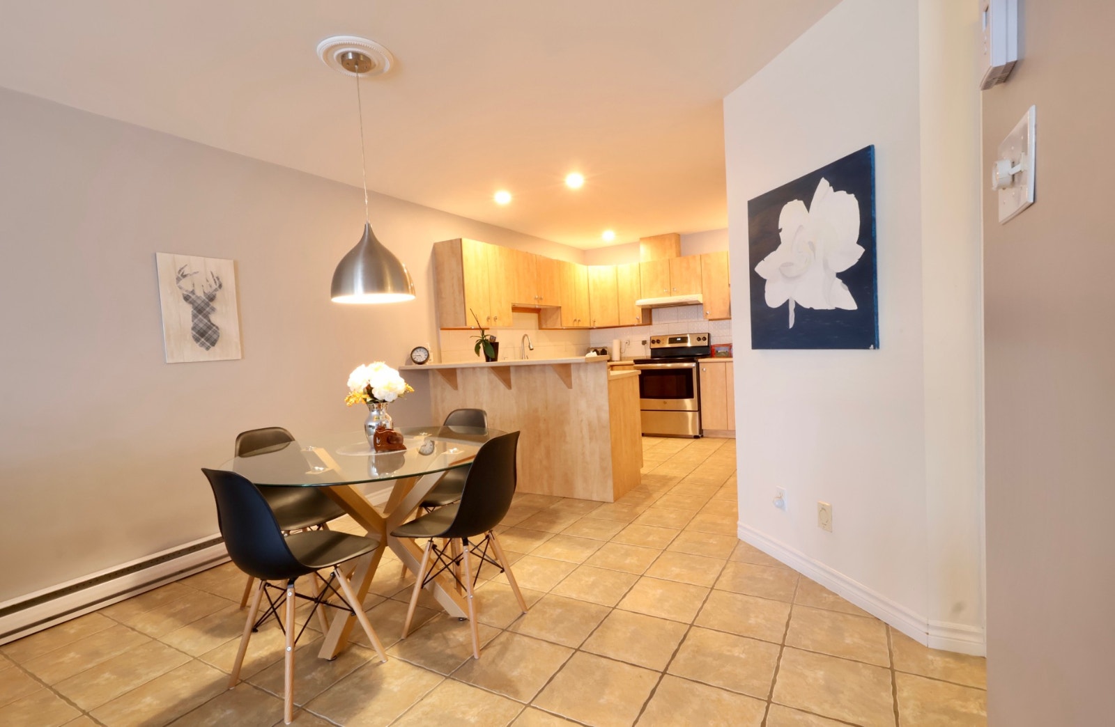 CONDO 4 1/2 À LOUER MEUBLÉ ET TOUT INCLUS TRANQUILLE À MAGOG — photo 2