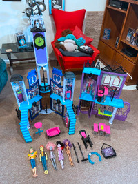 Near Complete Monster High Deadluxe High School Castle