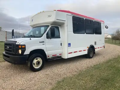 2014 Ford Model E-Series 12 Passenger Shuttle Bus. In Excellent Condition, 5.4L V8 Automatic Transmi...